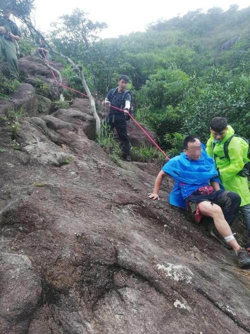 黄山该如何游驴友爬山被雷劈2驴友徒步遇雷击 脸上