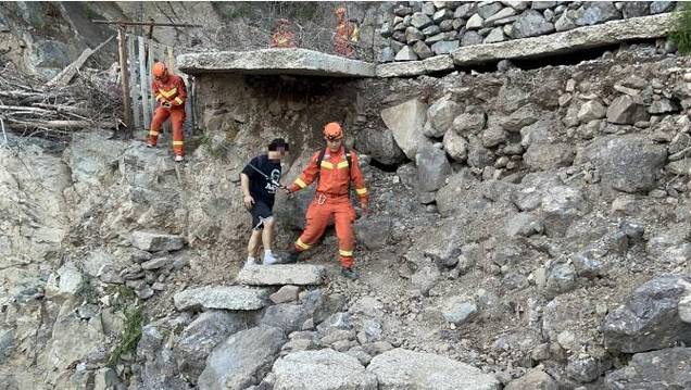 北京周边有什么探险徒步的好地方驴友爬山被雷劈2驴友徒步遇雷击 美容院