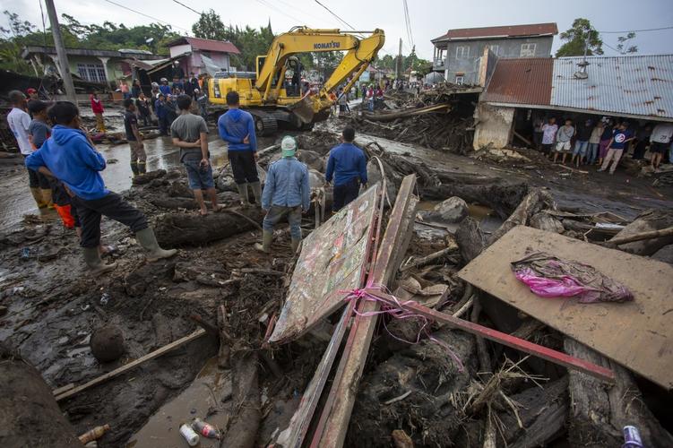 2021祖国大事件印尼山体滑坡致8人死亡 约百人失踪印尼海啸共死多少人 脸上