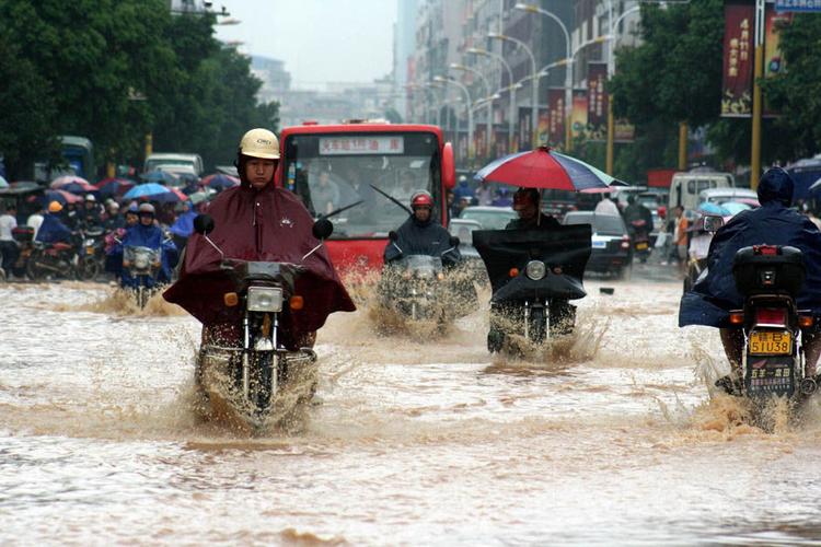 开“船”出行！长春遭遇暴雨袭击，马路瞬间变成小“河流”, 你怎么看长春遭遇强对流天气长春今晚下暴雨交通受影响吗 雅诗兰黛