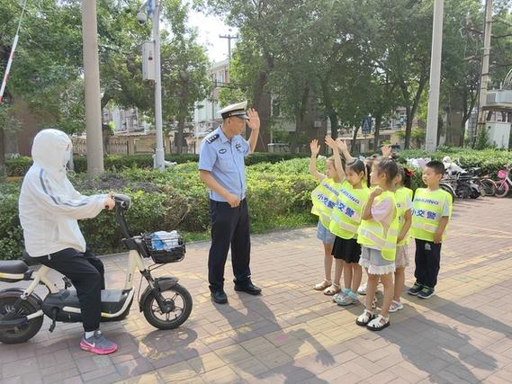 当下的礼让斑马线司机做到了？而又或者民众做到了搞笑交警指挥手势被孩子指挥的搞笑文案 眼影