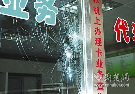 龙岩男子蒙面抢劫珠宝店，手持铁锤砸破柜台玻璃且威吓店员，涉案金额逾8万元，你怎么看通报男子蒙面抢金店被抓美媒因非裔之死指责特朗普，却被其甩锅成功，怎么回事 气垫