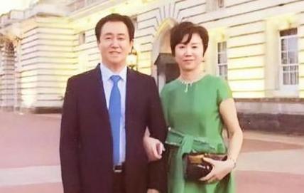 许家印的老婆是杨慧英还是丁玉梅许家印前妻资产被冻结是真的吗万一恒大倒闭了许家印会变成一无所有的老赖还是继续做大富翁